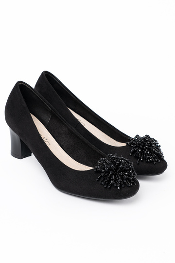 de color negro tacones altos z ozdobną broszką z koralikóA