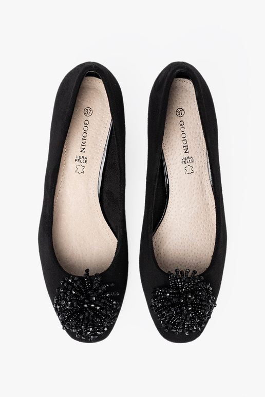 de color negro tacones altos z ozdobną broszką z koralikóA