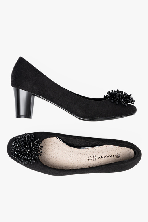 de color negro tacones altos z ozdobną broszką z koralikóA