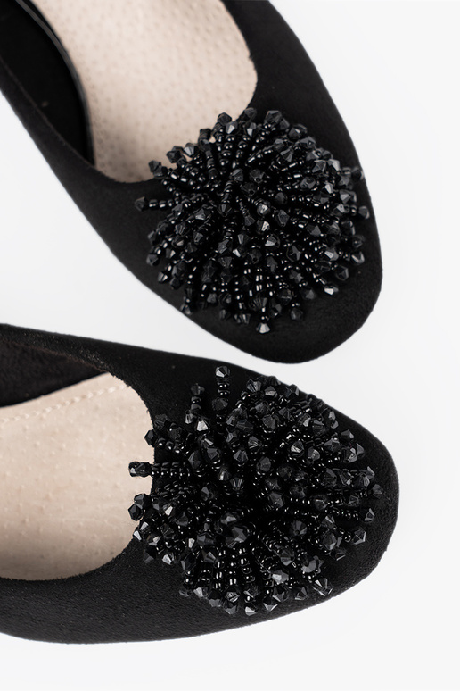 de color negro tacones altos z ozdobną broszką z koralikóA