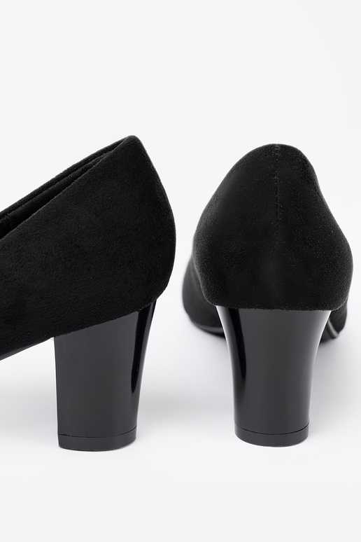 de color negro tacones altos z ozdobną broszką z koralikóA