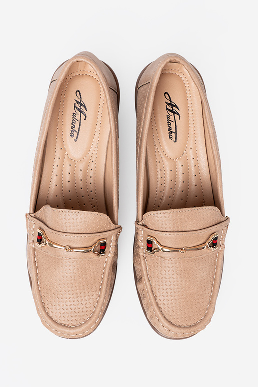 beige medio zapatos ze doradom zdobieniem