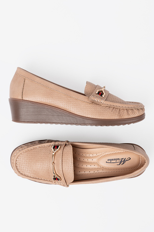 beige medio zapatos ze doradom zdobieniem