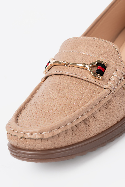 beige medio zapatos ze doradom zdobieniem