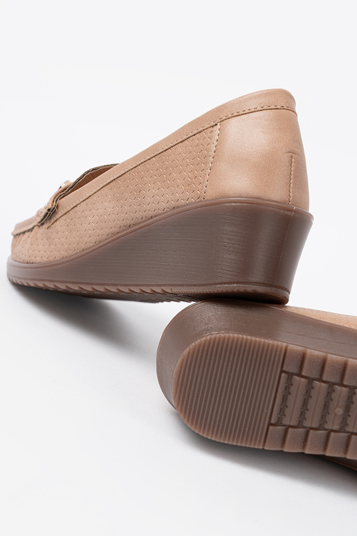 beige medio zapatos ze doradom zdobieniem