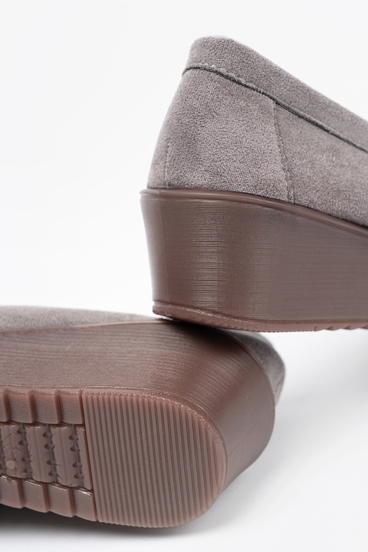 color gris medio zapatos con detalles dorados