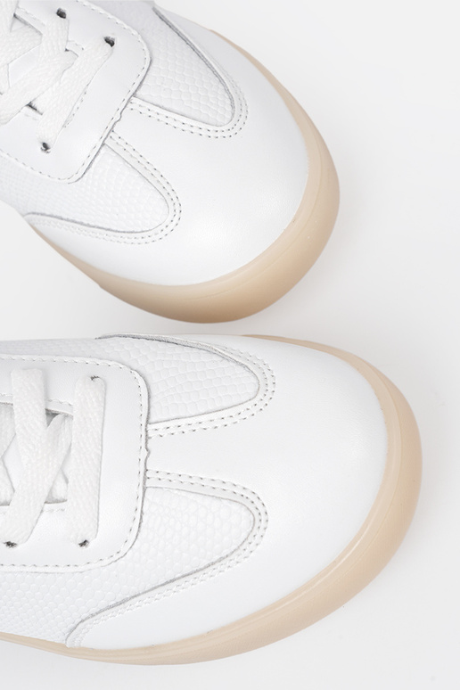 Zapatos casuales de mujer el color blanco