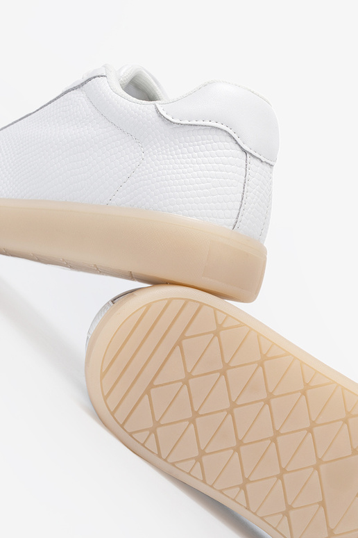 Zapatos casuales de mujer el color blanco