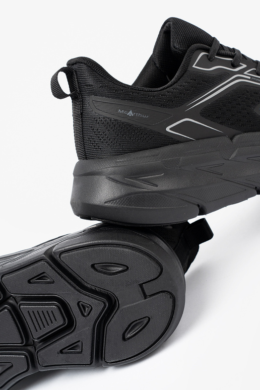  zapatos deportivos de color negro sobre una suela gruesa McArthur
