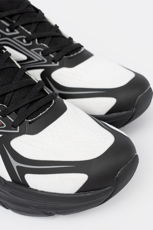 Conveniente zapatos deportivos el color blanco de color negro z siateczkoAą strukturą McArthur