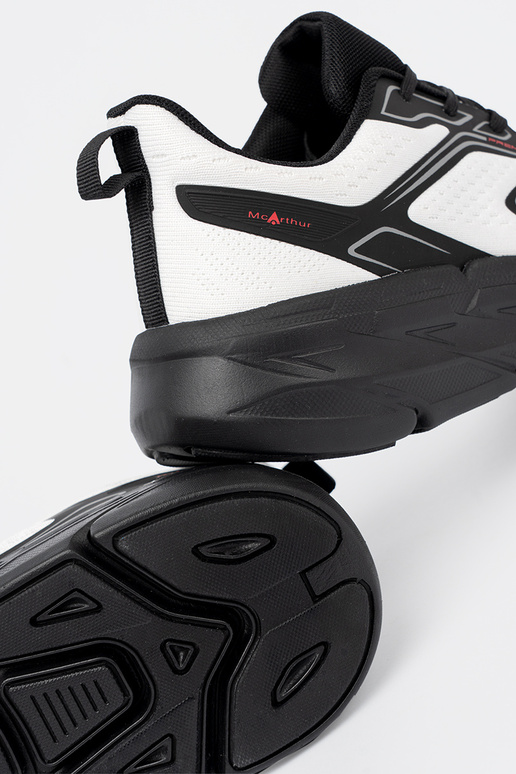 Conveniente zapatos deportivos el color blanco de color negro z siateczkoAą strukturą McArthur
