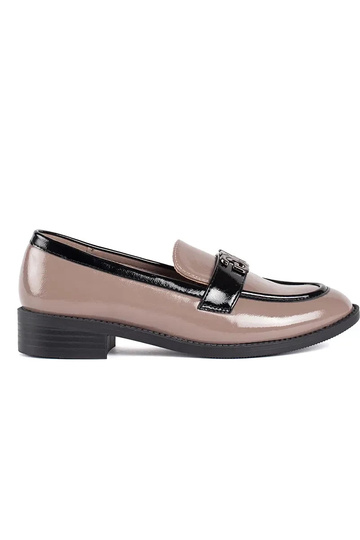 con efecto barniz beige-de color negro mocasines de mujer 2