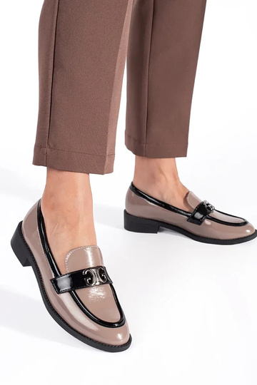 con efecto barniz beige-de color negro mocasines de mujer