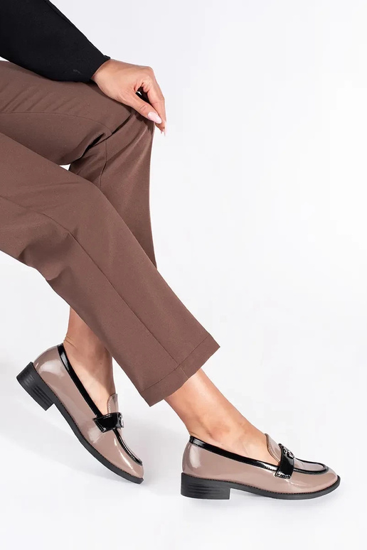 con efecto barniz beige-de color negro mocasines de mujer