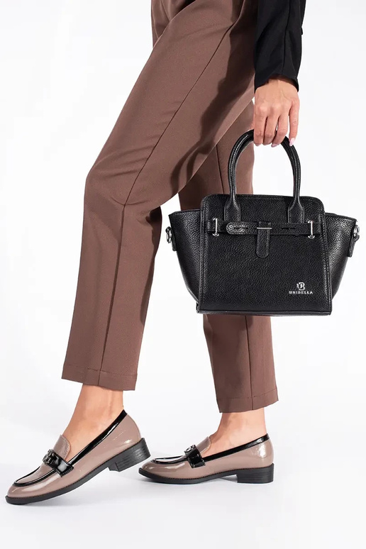 con efecto barniz beige-de color negro mocasines de mujer