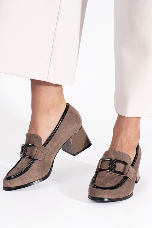 de gamuza beige medio zapatos en un poste grueso