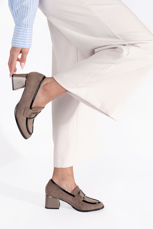 de gamuza beige medio zapatos en un poste grueso