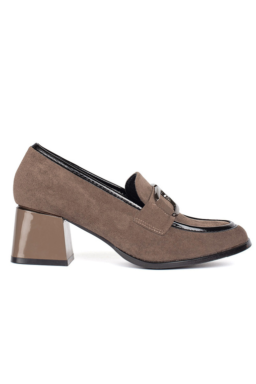 de gamuza beige medio zapatos en un poste grueso