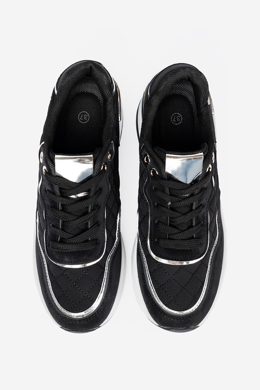 de color negro Zapatillas modelo zapatos. en una cuña