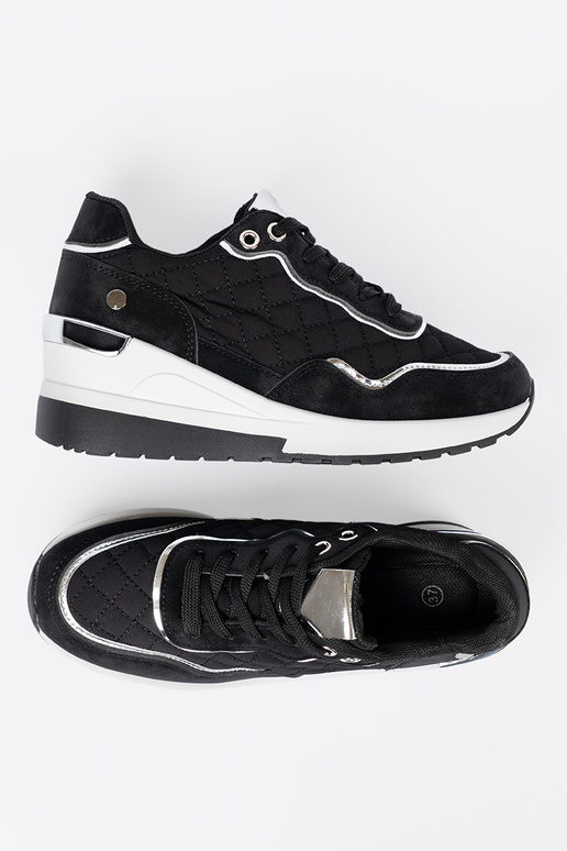 de color negro Zapatillas modelo zapatos. en una cuña