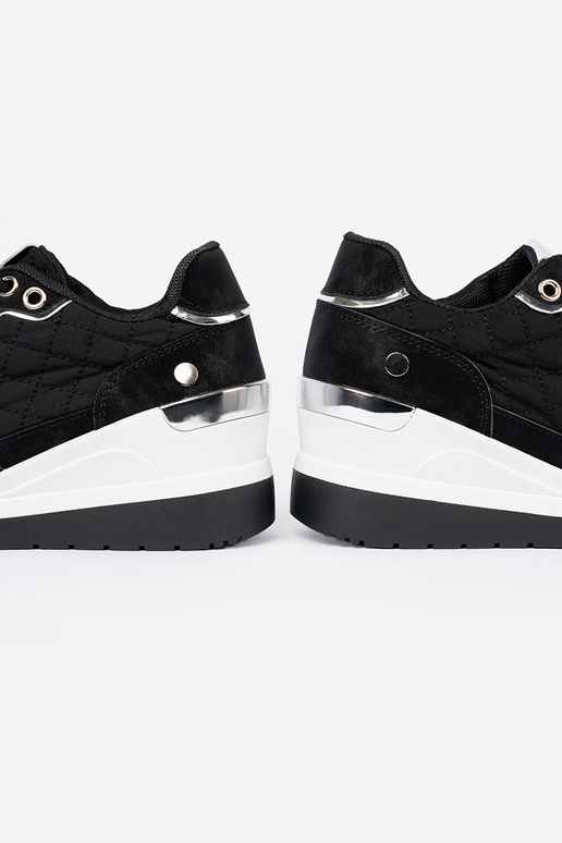 de color negro Zapatillas modelo zapatos. en una cuña