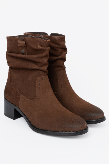 color marrón piel zapatos con un top con volantes Sergio Leone