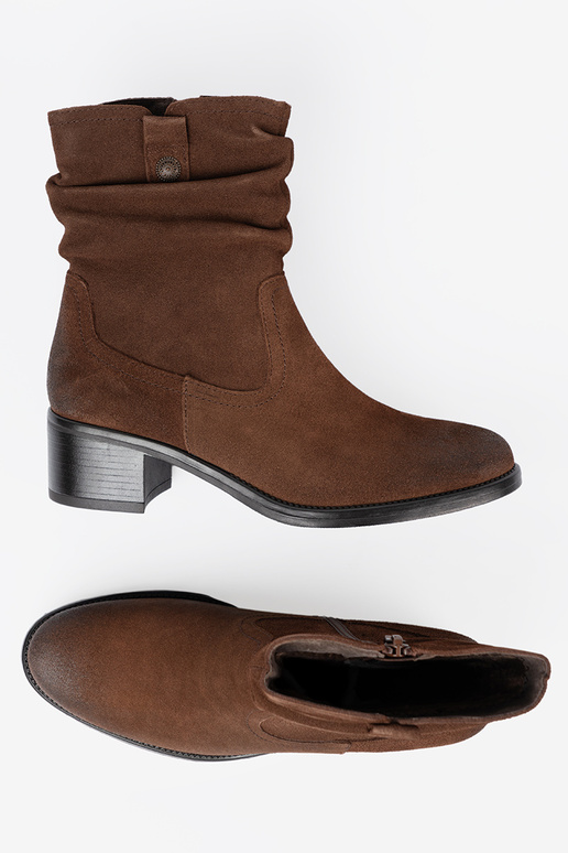 color marrón piel zapatos con un top con volantes Sergio Leone