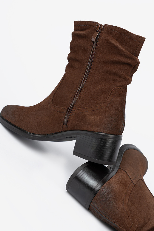 color marrón piel zapatos con un top con volantes Sergio Leone