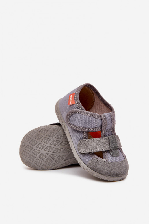 Zapatillas Milami Infantil con sujetadores adhesivos color gris Reathiana