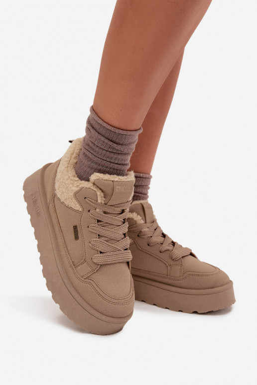 Zapatillas modelo zapatos. Femenino con una plataforma con un abrigo de piel Typu Baranek Big Star SS274105 beige