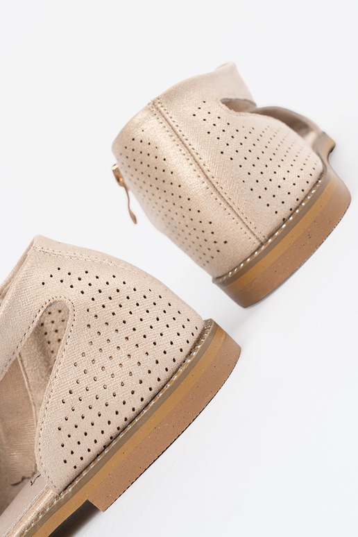 color dorado sandalias calado en una suela plana