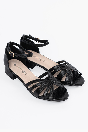 Estilo elegante de color negro sandalias en un tacón bajo