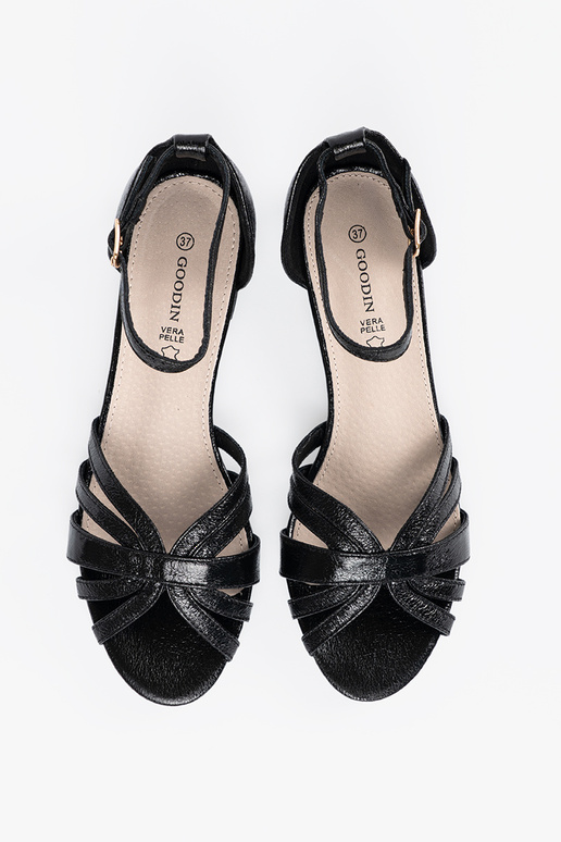 Estilo elegante de color negro sandalias en un tacón bajo