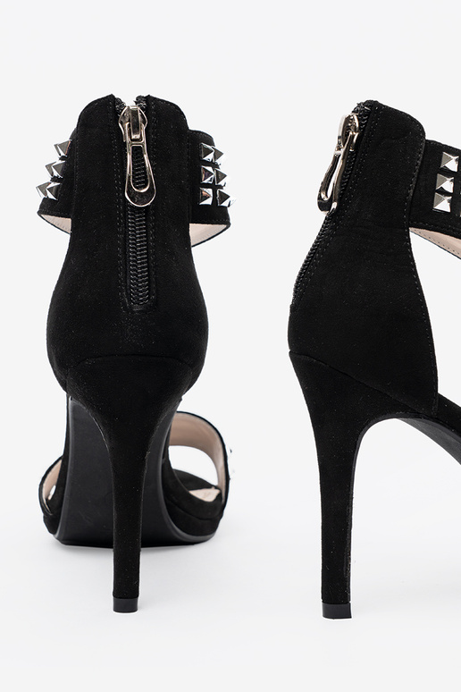 sandalias en un tacón alto de color negro con circonitas