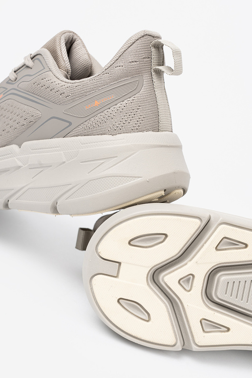 Conveniente zapatos deportivos color gris z siateczkoAą strukturą McArthur