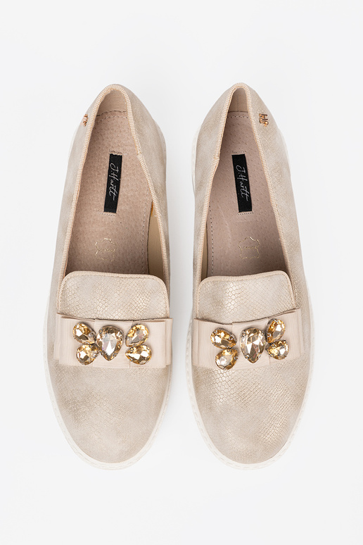color dorado mocasines z biżuteryjnym detalem na przodzie