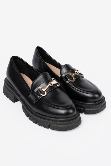 modelo clásico de color negro mocasines z metaloAą klamrą