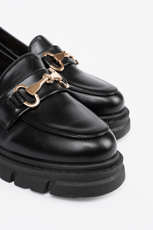 modelo clásico de color negro mocasines z metaloAą klamrą