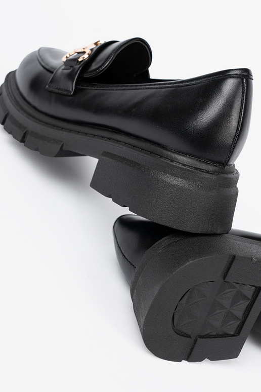 modelo clásico de color negro mocasines z metaloAą klamrą