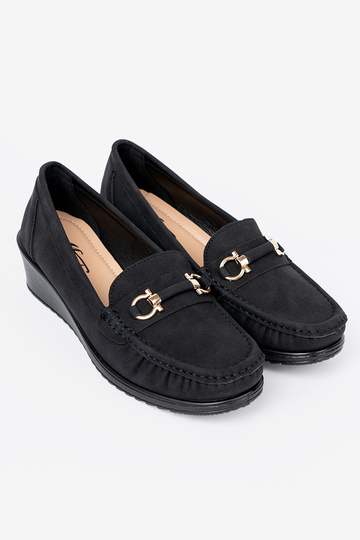 de color negro medio zapatos en una cuña con decoracion