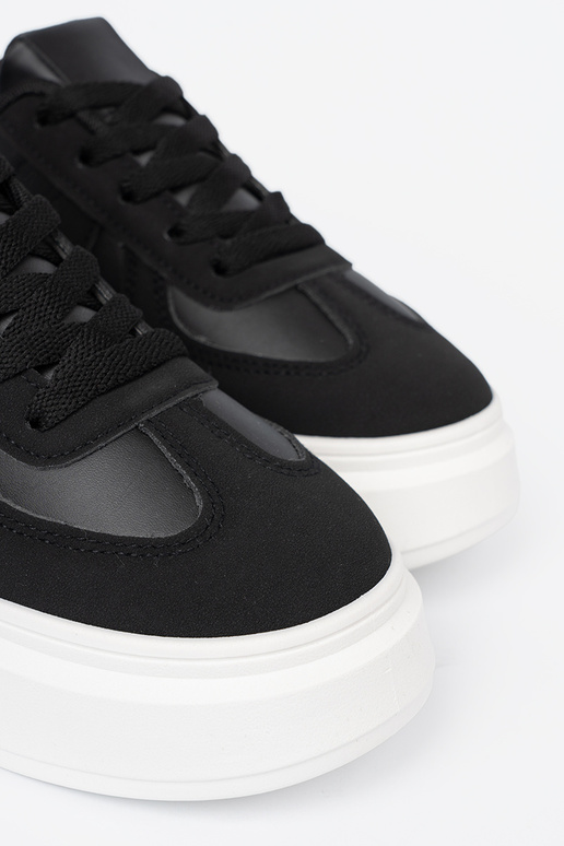 modelo clásico de color negro Zapatillas modelo zapatos. sobre una suela gruesa