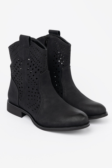 con elementos calados de color negro zapatos