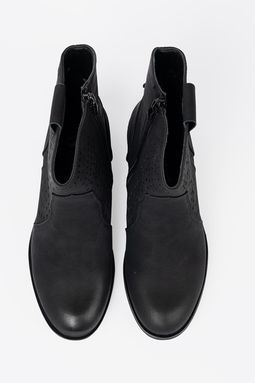 con elementos calados de color negro zapatos