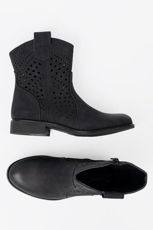 con elementos calados de color negro zapatos