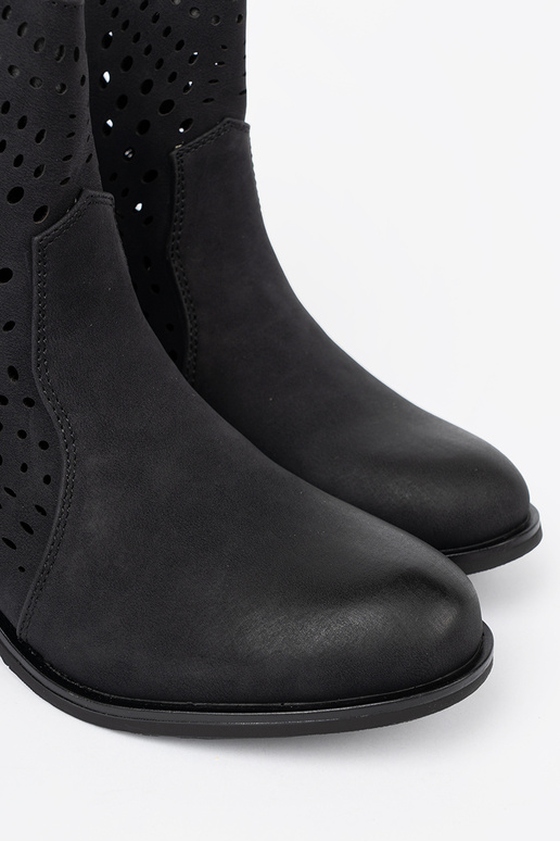 con elementos calados de color negro zapatos