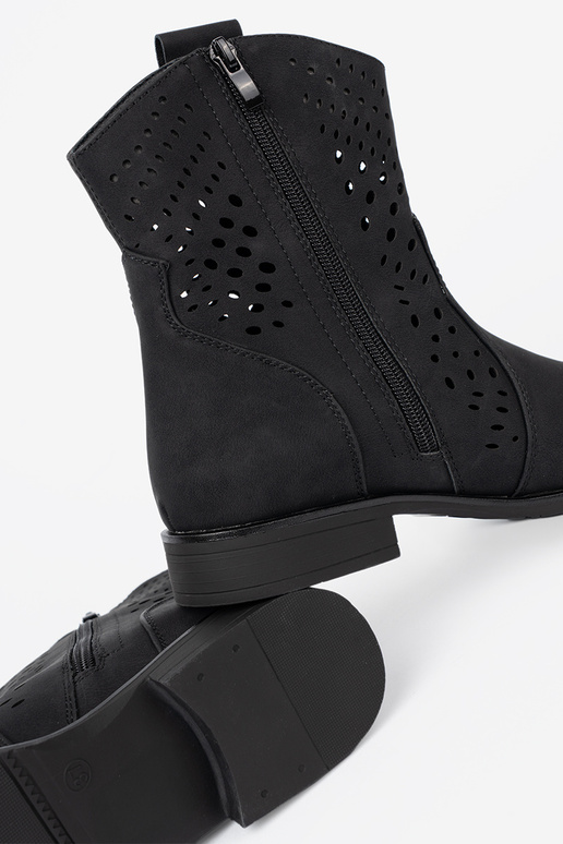 con elementos calados de color negro zapatos