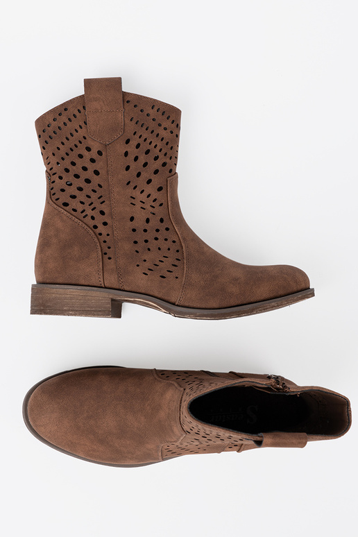 con elementos calados color marrón zapatos