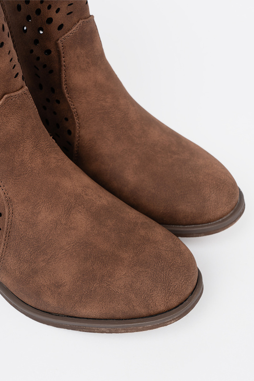 con elementos calados color marrón zapatos