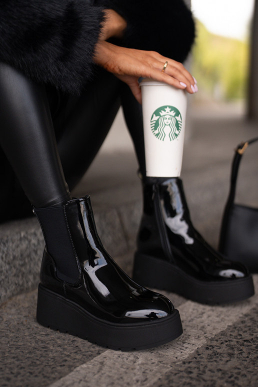 con efecto barniz Botas de mujer con una plataforma I Koturnie calentamiento de color negro ENloedia