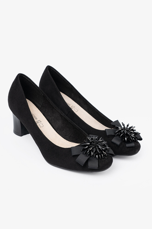 de color negro tacones altos z ozdobnym kAiatem